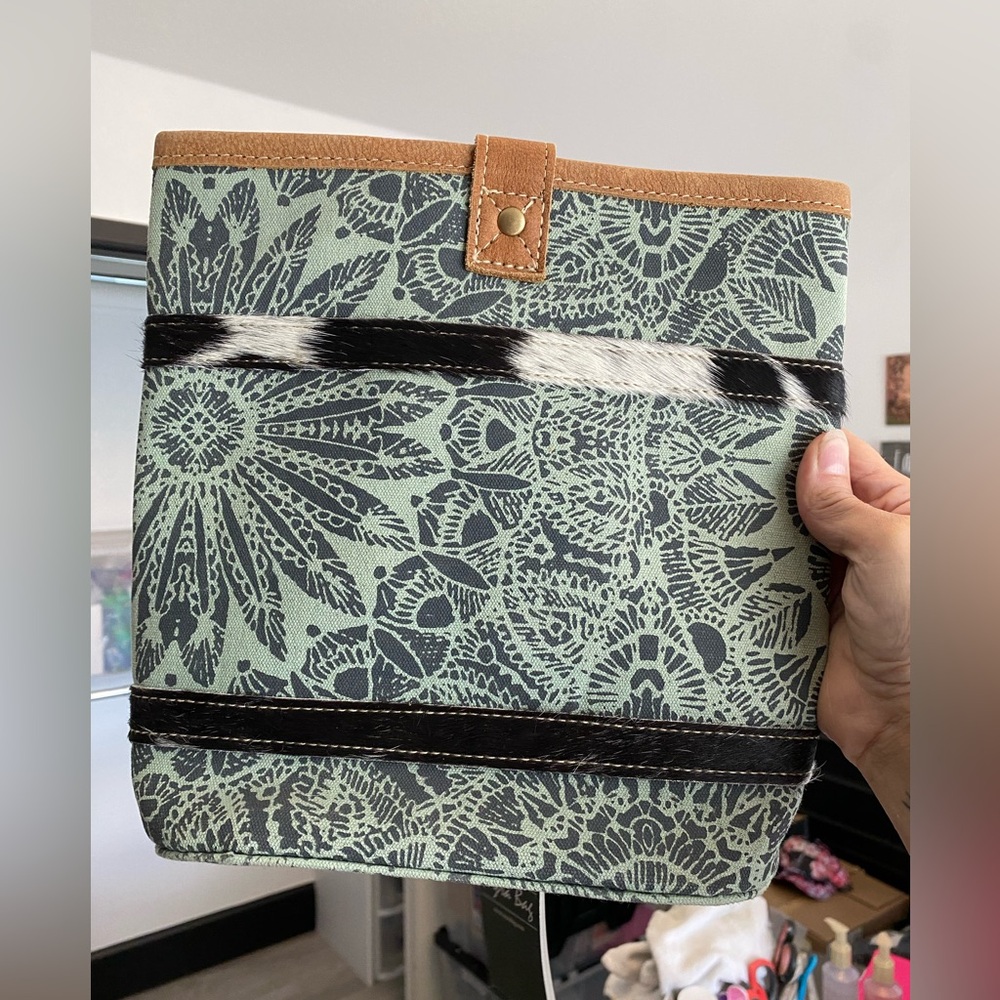 New Myra – Olive with a Stripe Double Wine Bag